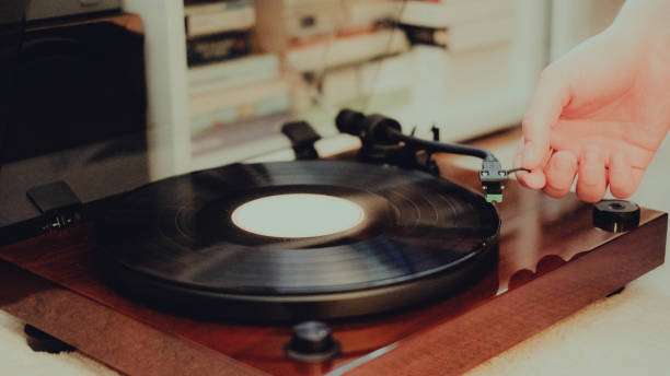 The sound characteristics of an aging vinyl record player : It doesn't suddenly deteriorate, but rather gradually changes.